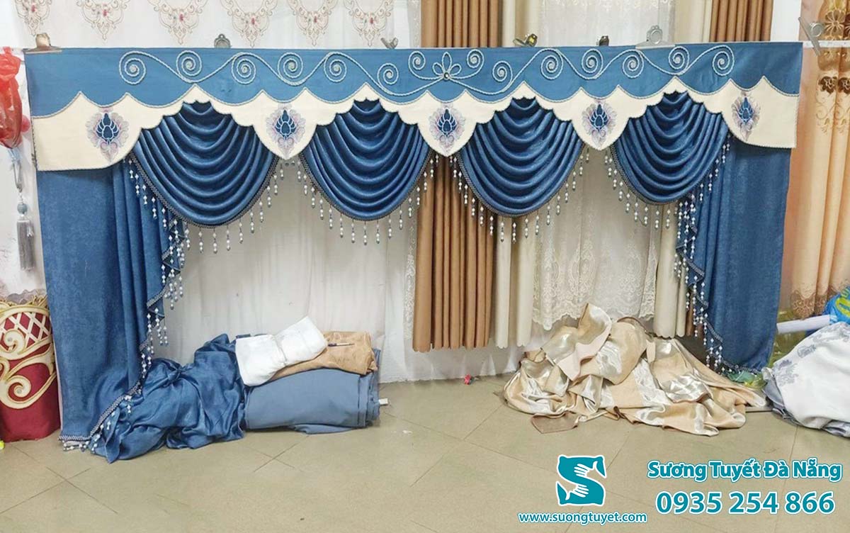 Giá rèm vải gấm thường nhỉnh hơn rèm bố nhiều vì có hoa văn đa dạng.