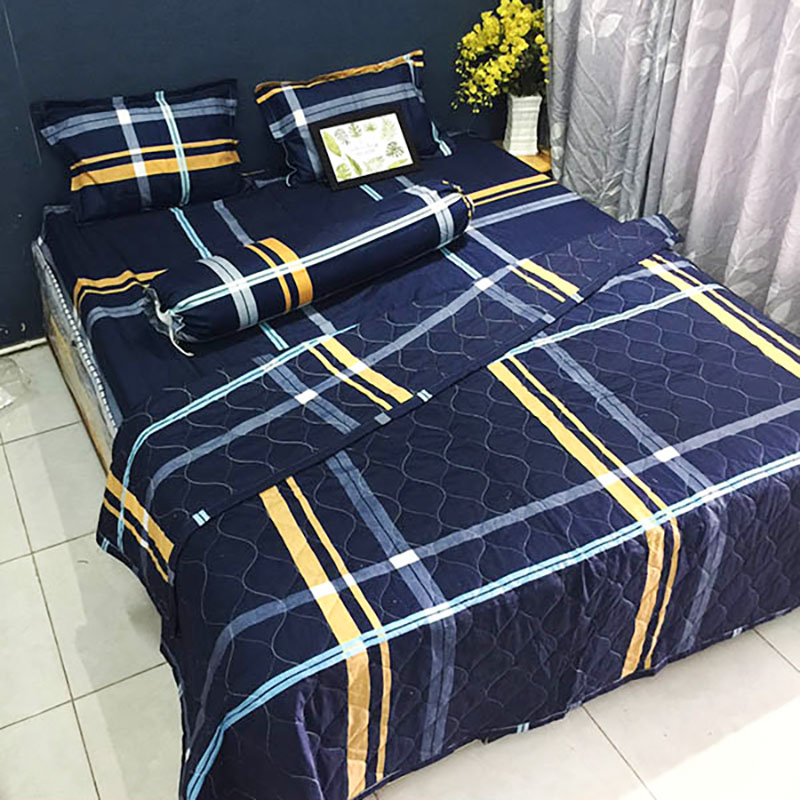 Chăn Poly bóng bẩy, nhìn giống dạng phao, được nhiều sinh viên ưa chuộng.