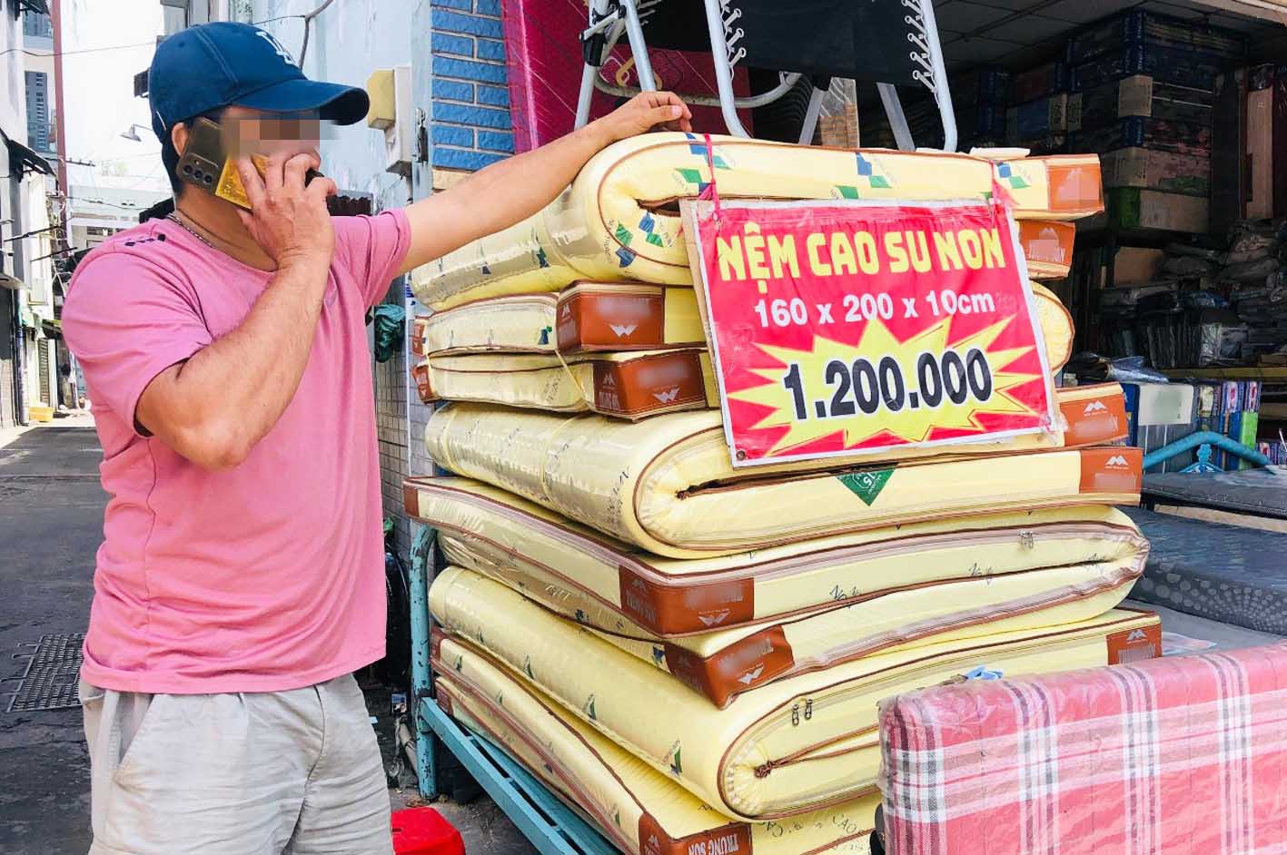 Nệm cao su non được bày bán tràn lan mọi nơi.