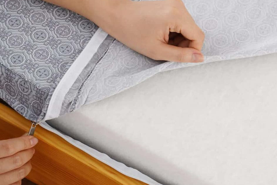 Nệm bông ép cũng được ép thành từng tấm nhưng là bông gòn polyester êm ái.