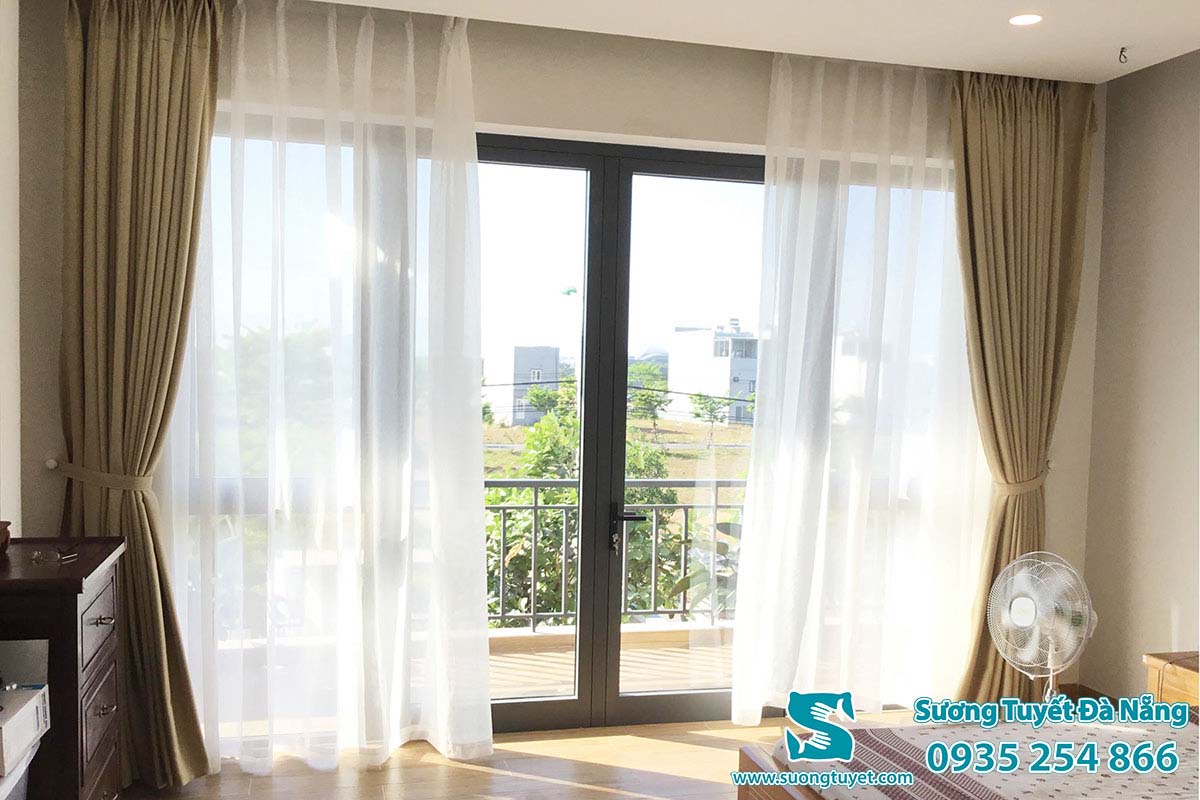 Lớp rèm voan giúp tăng cường ánh sáng cho căn nhà khi vắng nắng.