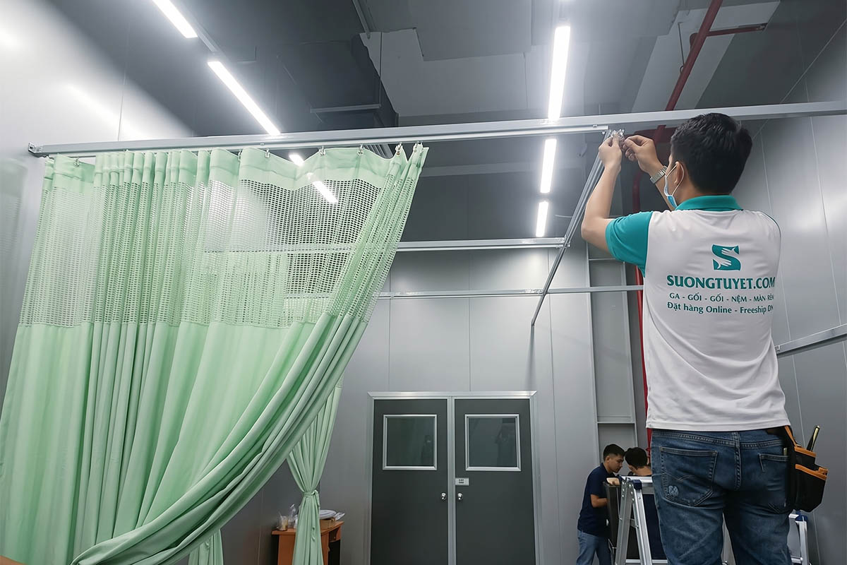 Kiểm tra độ vuốt nếp của rèm bệnh viện, đảm bảo tính thẩm mỹ cao nhất trước khi bàn giao.