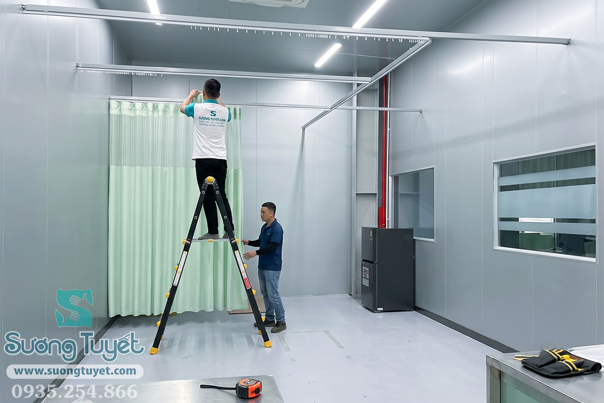 Kỹ thuật viên Sương Tuyết thi công lắp đặt hệ thống thanh ray nhôm chữ U rèm y tế tại Đà Nẵng.