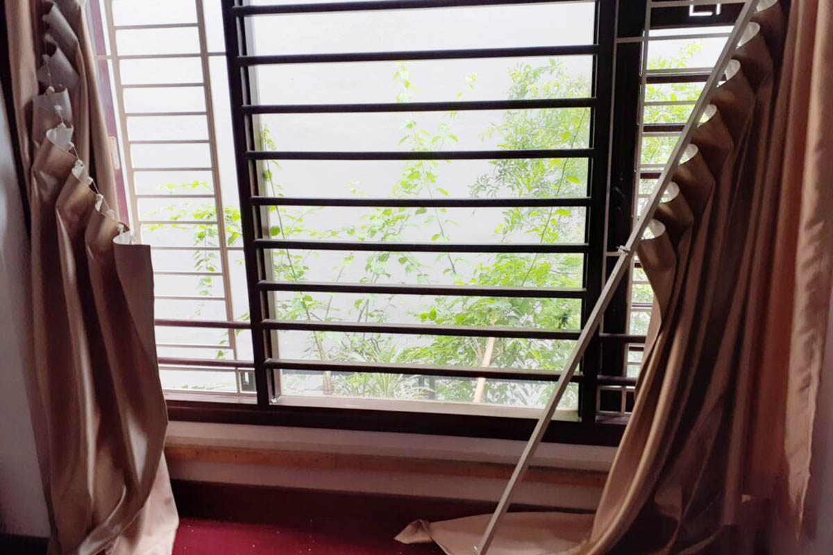 Nhiều rèm dễ bị gỉ sét, gãy đổ do tác động của ngoại lực hoặc thời tiết.