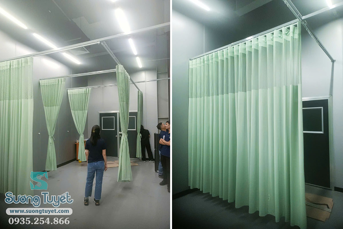 Thiết kế rèm y tế với phần lưới phía trên giúp thông thoáng khí và không cản trở hệ thống phòng cháy chữa cháy.