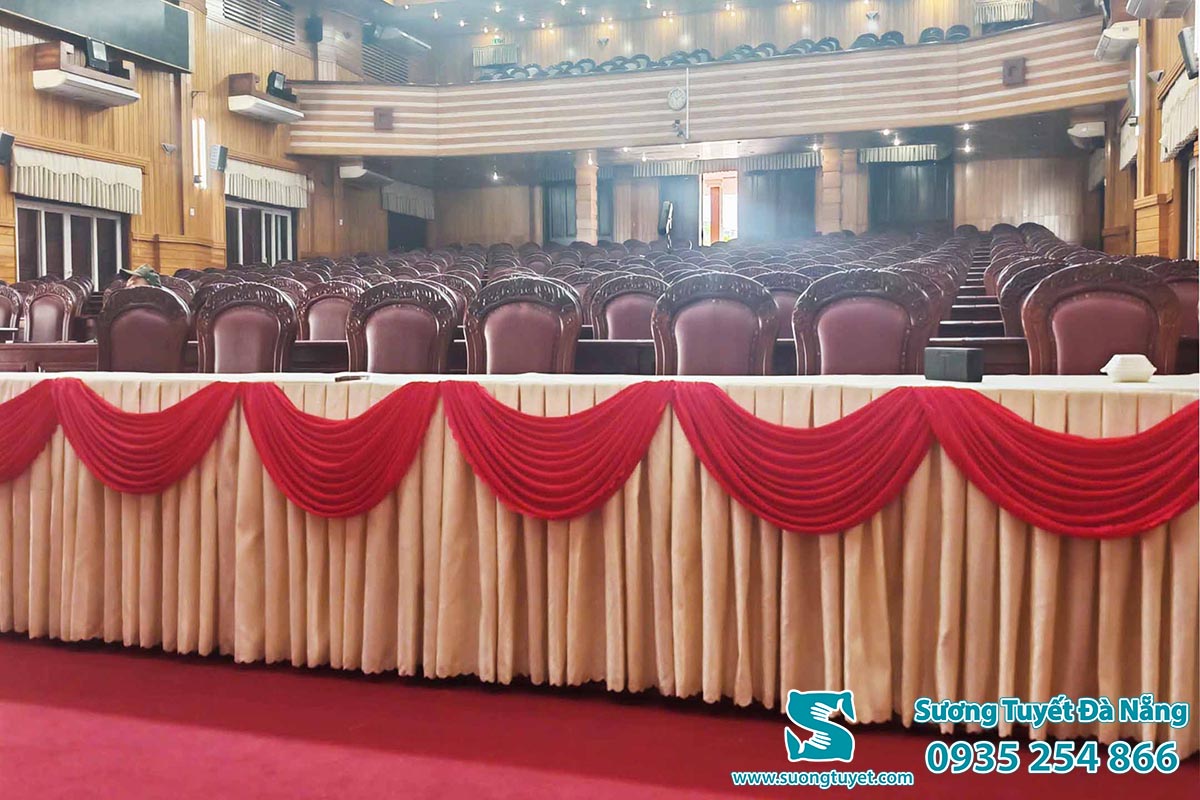 Trang trí chỉn chu, góp phần thành công buổi lễ.