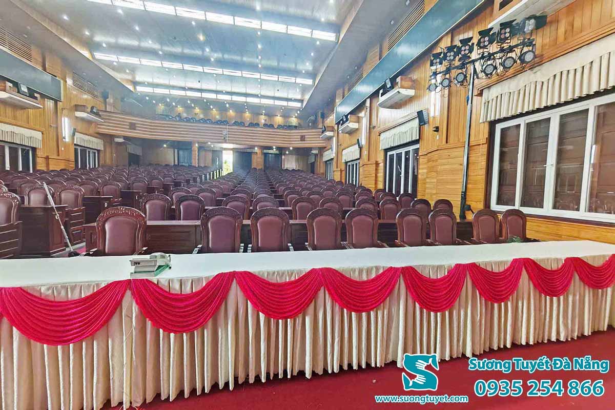 Khăn bàn sang trọng, tạo điểm nhấn cho sự kiện.