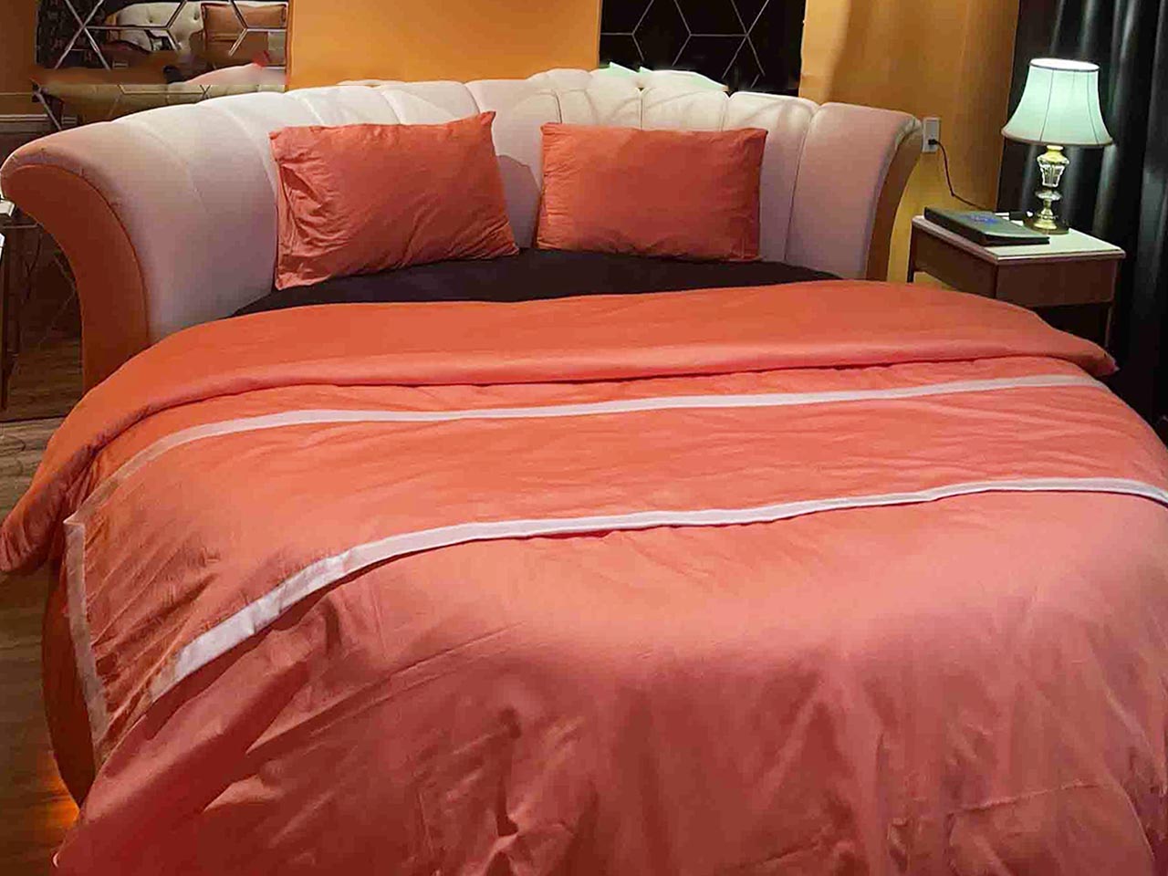 Bộ chăn ga khách sạn màu cam Sương Tuyết bán cho khách sạn Chiic House.