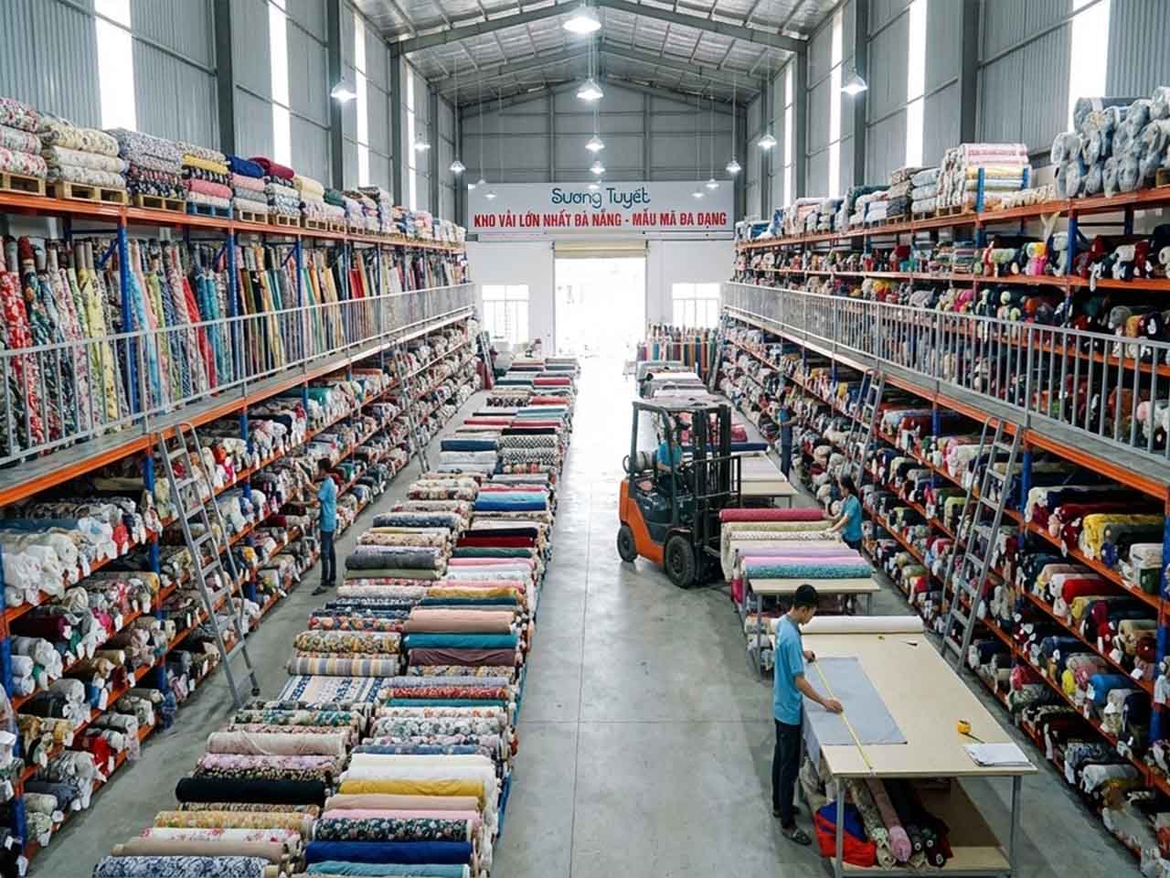 Kho vải hàng nghìn mẫu của Sương Tuyết.