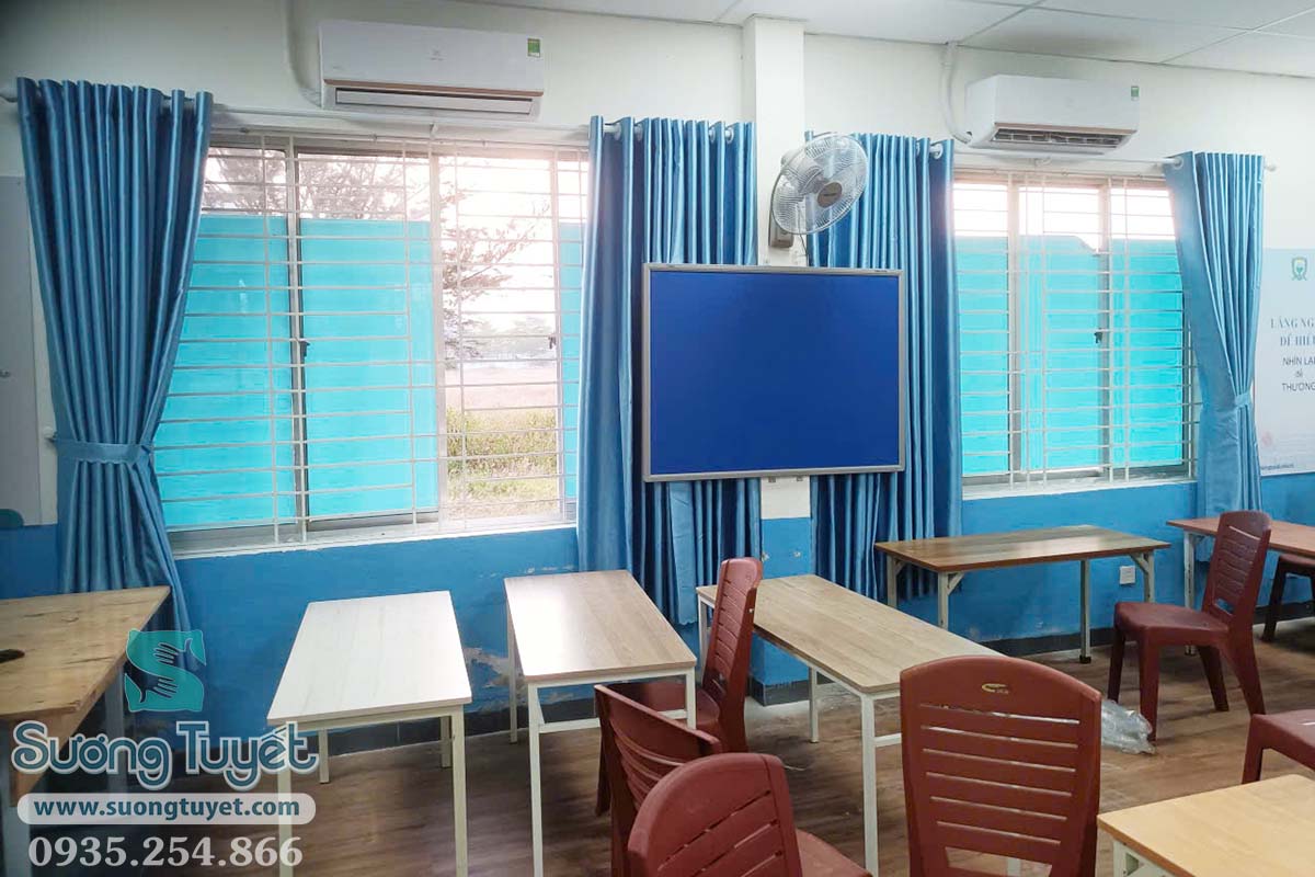 Bộ rèm vải bố 1 lớp màu xanh dương lắp đặt cho trường Hoàng Sa.