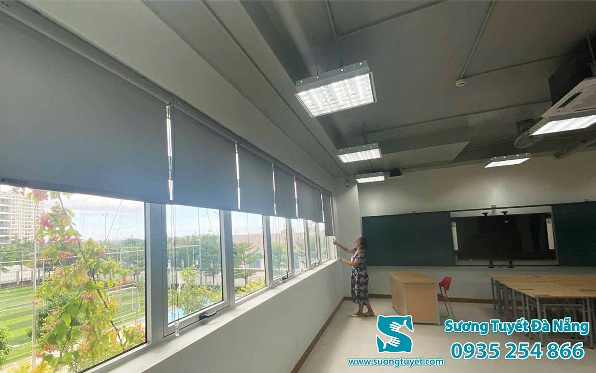 Mẫu rèm cuốn trơn lắp tại trường THCS FPT Đà Nẵng.