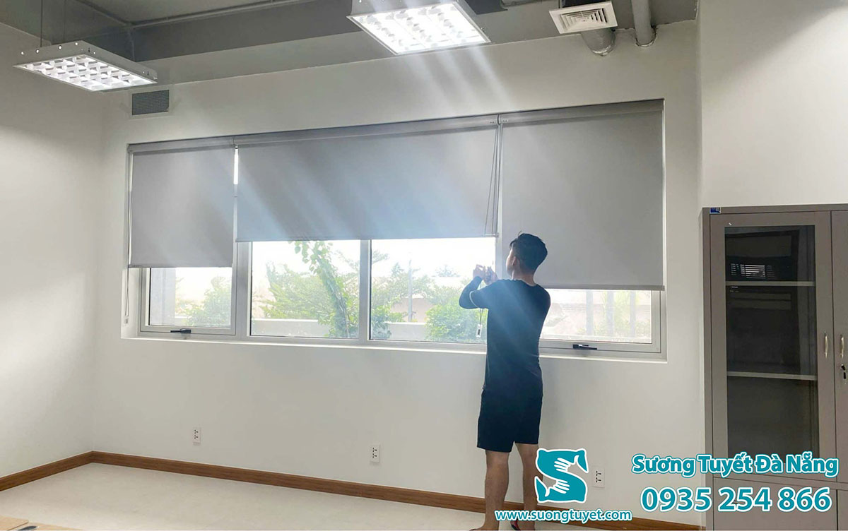 Với rèm cuộn trơn thì bên trong phòng được cản tuyệt đối.