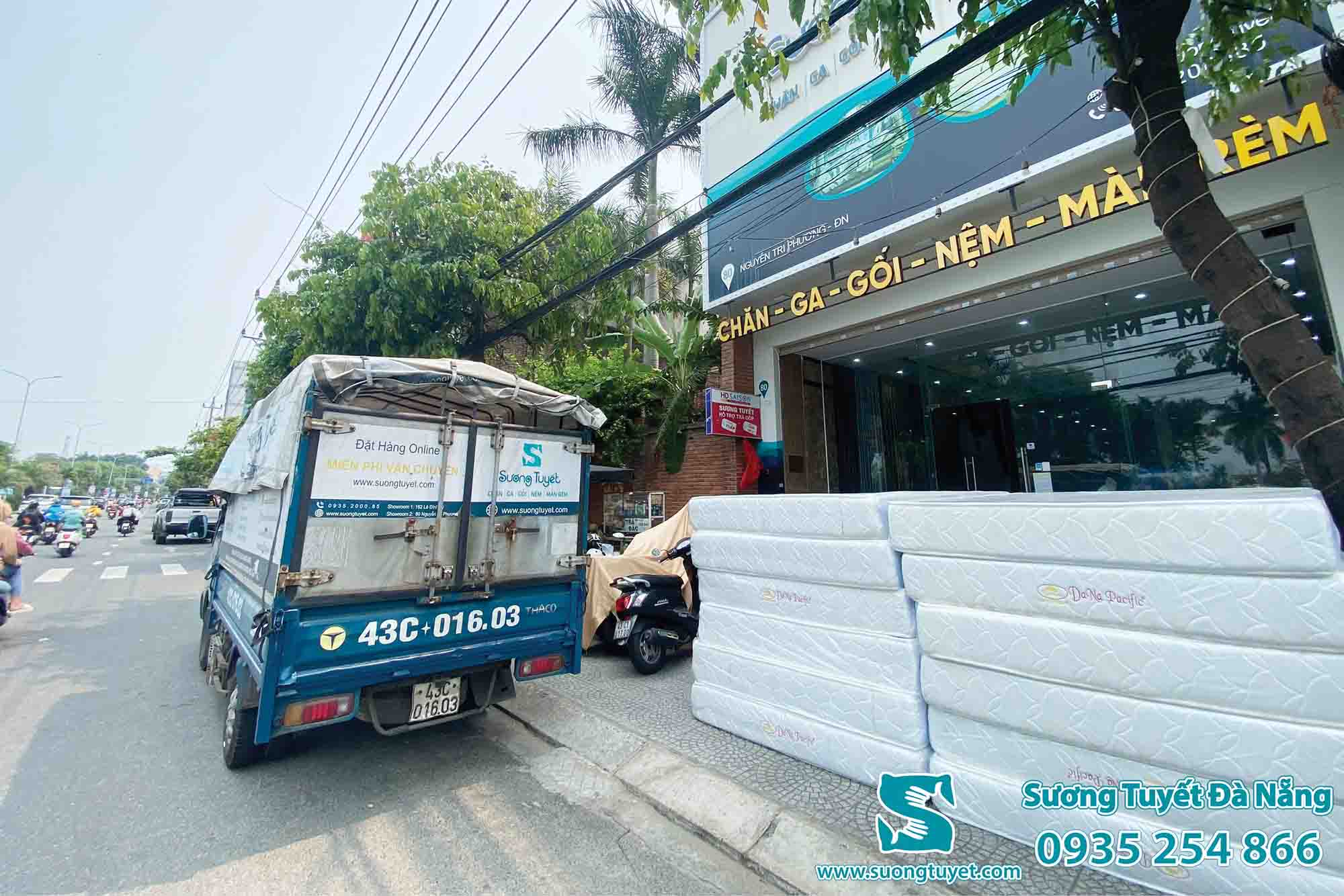 Hình ảnh Sương Tuyết vận chuyển nệm sang cho khách.