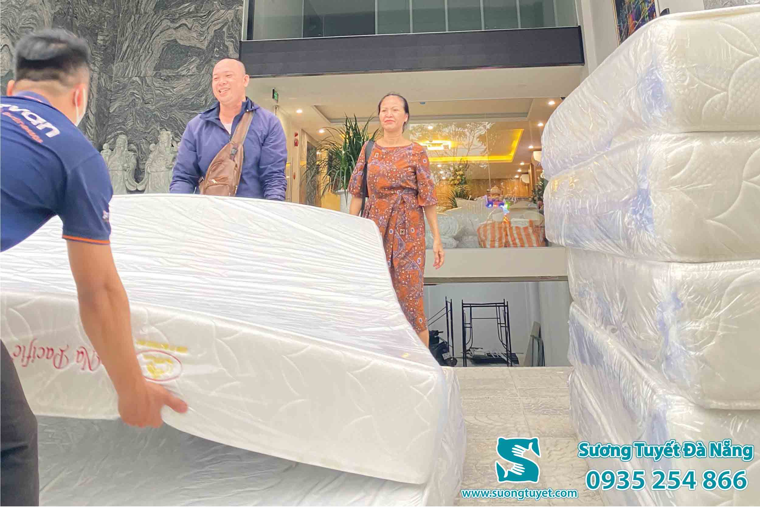 Những chiếc nệm dày dặn sẽ giúp khách ngủ ngon, được nâng đỡ êm ái, không hầm nóng.