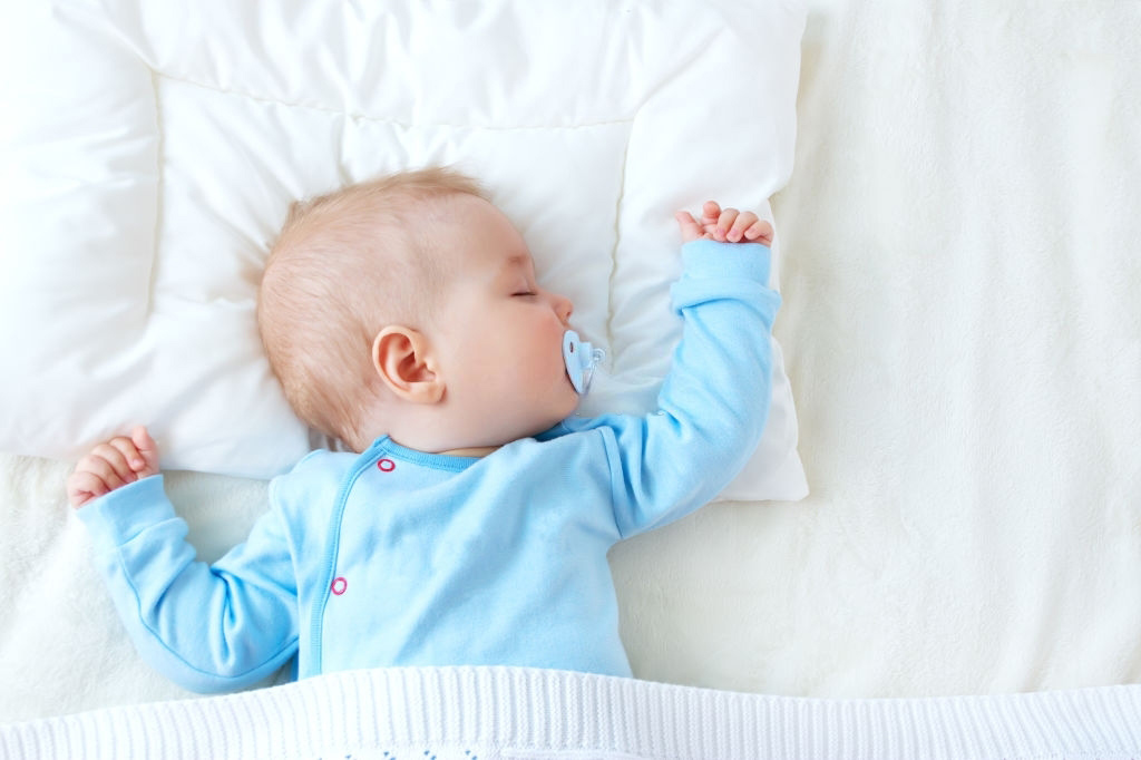 Gối trẻ em cũng nên dùng gối thấp để đầu không bị nâng quá cao.