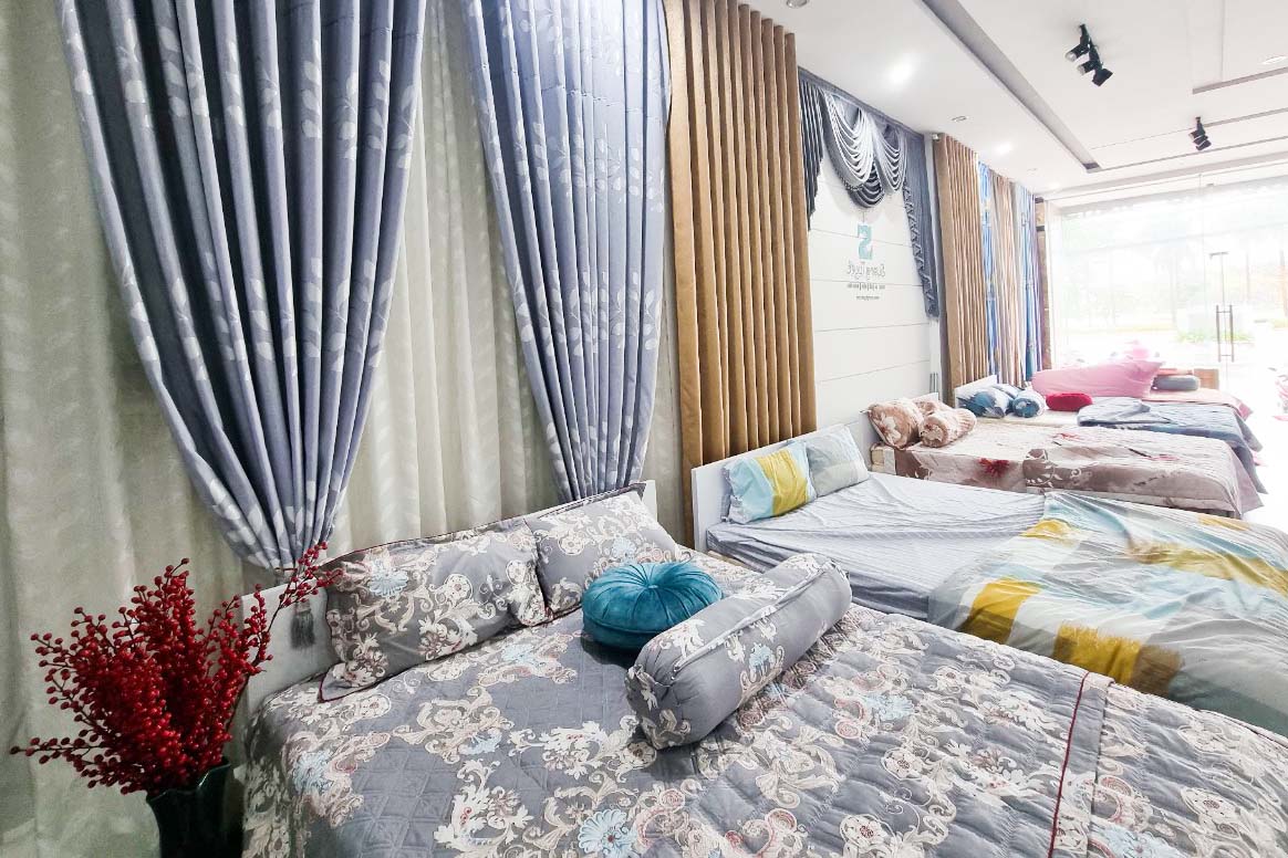 Sương Tuyết phân phối cả chăn ga gối nệm, rèm cửa.