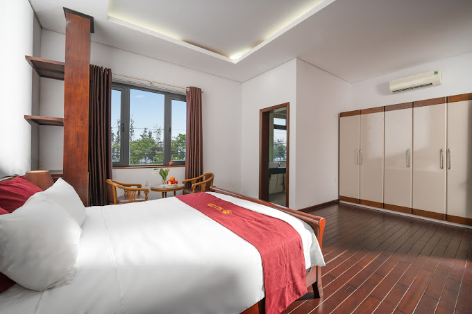 Phòng ngủ được bài trí hiện đại với tông màu đỏ nâu sang trọng.