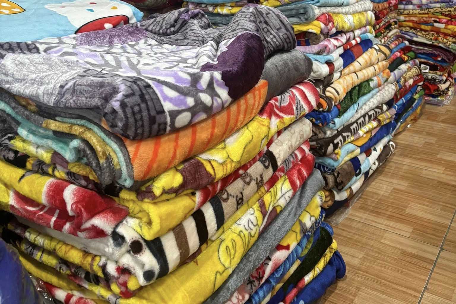 Mền lông mỏng có giá vài chục nghìn nhưng rất ấm.