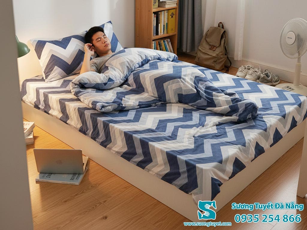 Chăn ga polyester được rất nhiều sinh viên, học sinh săn đón.