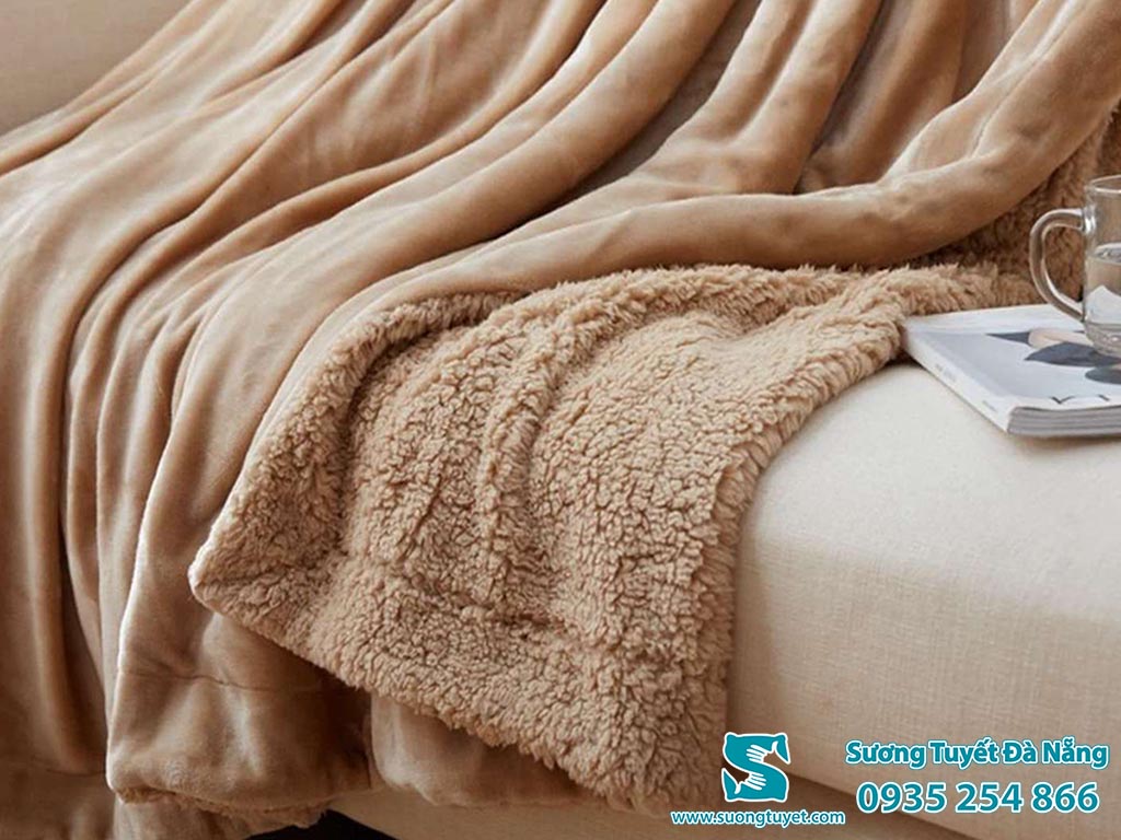 Mặt dưới mền là lông cừu siêu ấm.