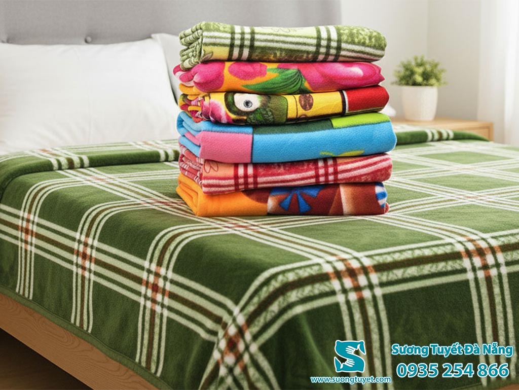 Mền nỉ giá rẻ, có độ nhám, mỏng và dễ gập gọn.