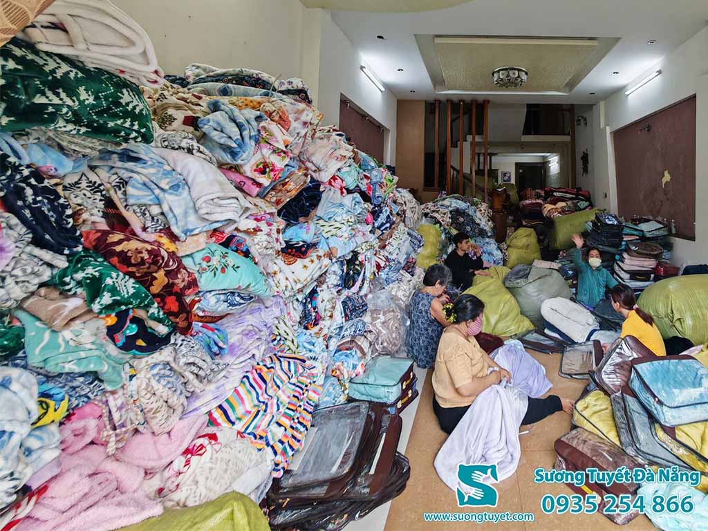 Mền lông tuyết mỏng nhưng rất ấm, có nhiều màu sắc đa dạng.