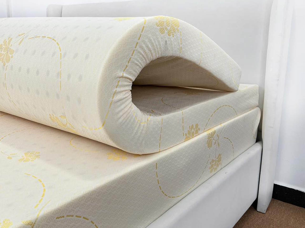 Áo nệm Thắng Lợi có màu vàng nhạt, họa tiết đặc sắc, co giãn tốt.