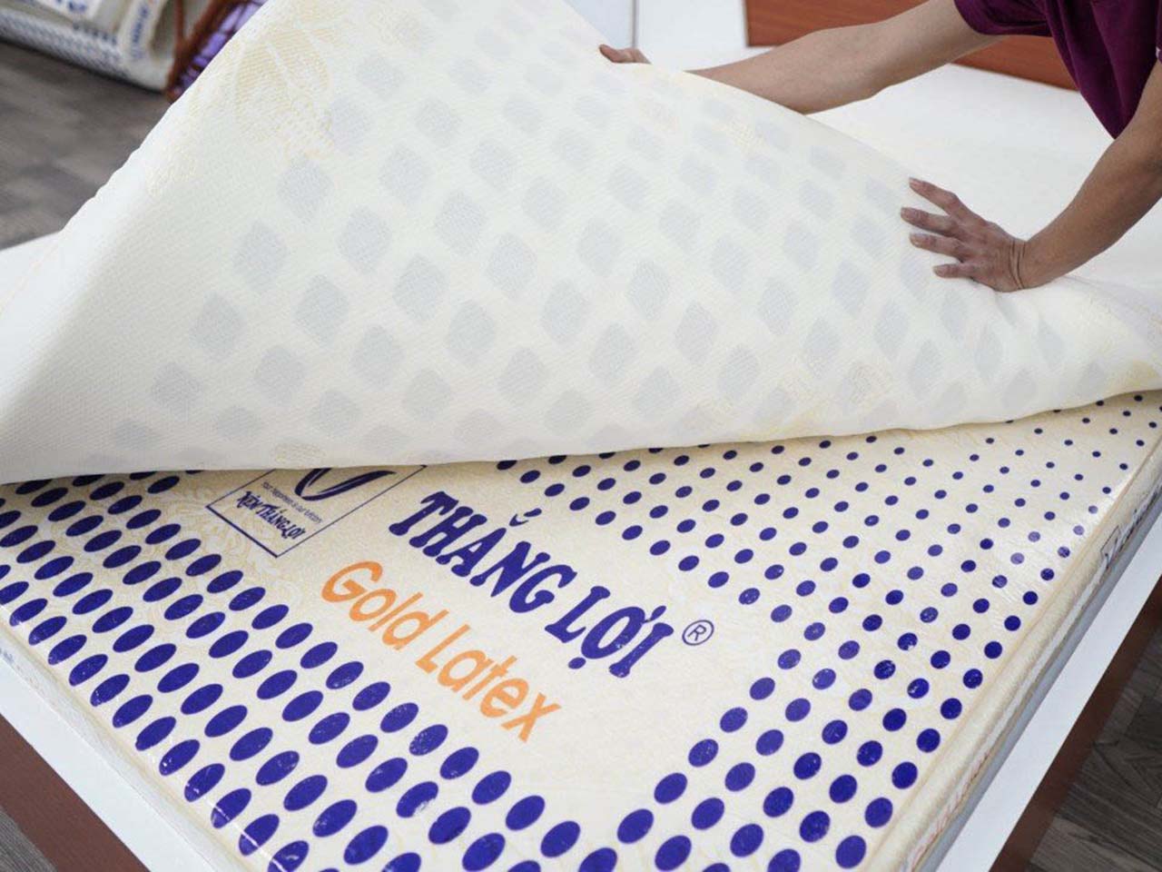 Thiết kế nệm foam Gold latex cũng gồm 500 lỗ tròn và 500 lỗ vuông thoáng khí.