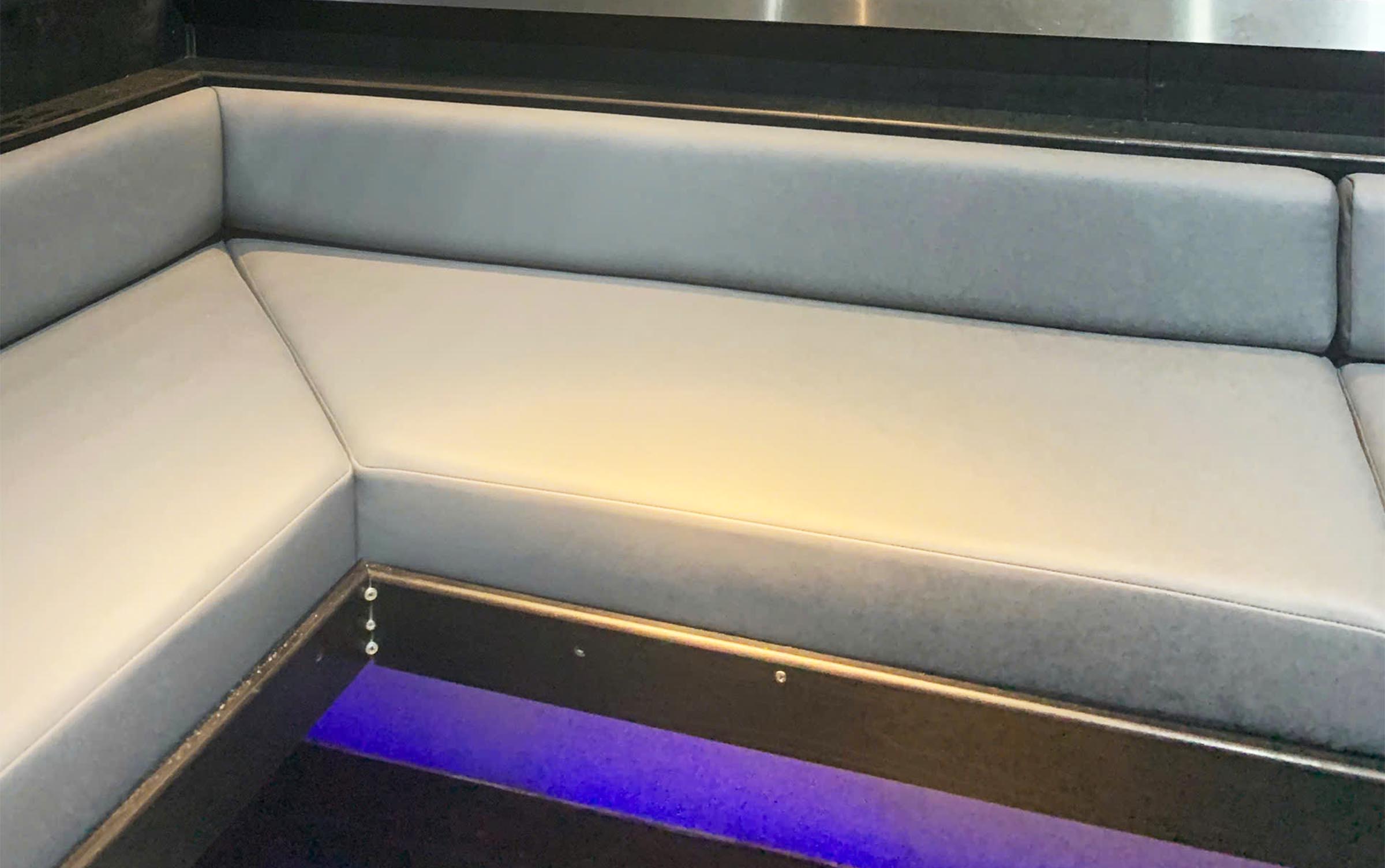 Bộ nệm ghế dày dặn 15cm có độ bền cao nhờ lớp vỏ chất lượng.