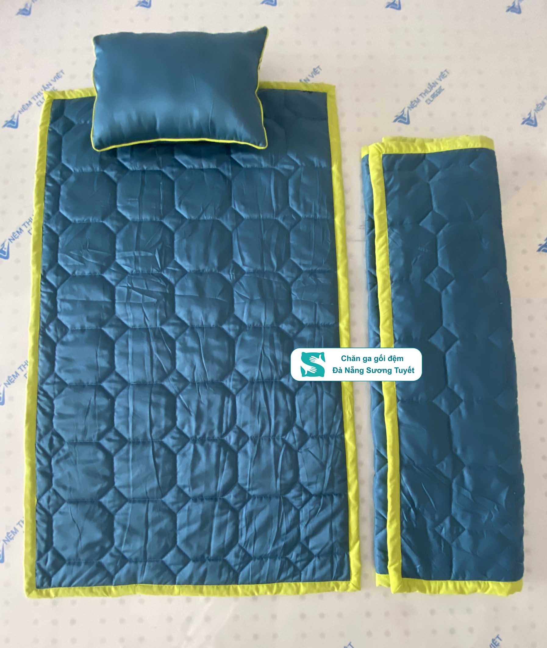 Bề mặt chăn ga được chần chỉ chắc chắn để giữ cho vải luôn bền chắc