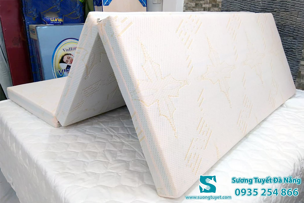 Nệm gấp 3, dễ dàng tháo mở sử dụng.