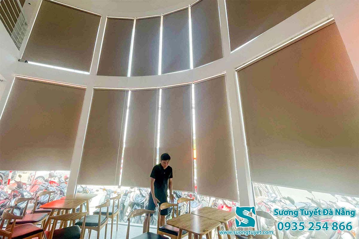 Rèm cuốn được lắp san sát nhau cản nắng hiệu quả.