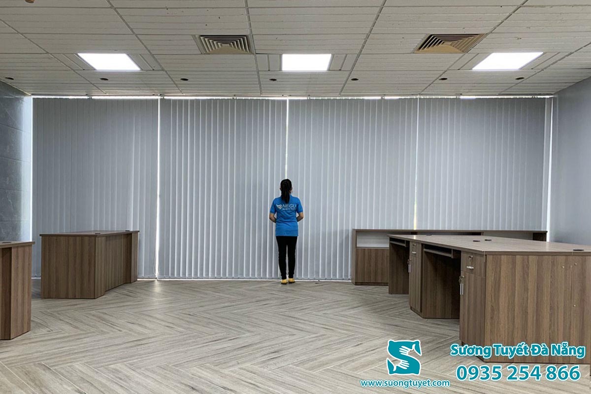 Thử nghiệm đóng rèm lá sau khi lắp đặt.