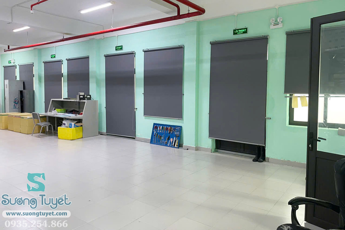 Dãy rèm cuốn chống nắng đẹp mắt được lắp đặt tại trạm phát sóng Đà Nẵng.
