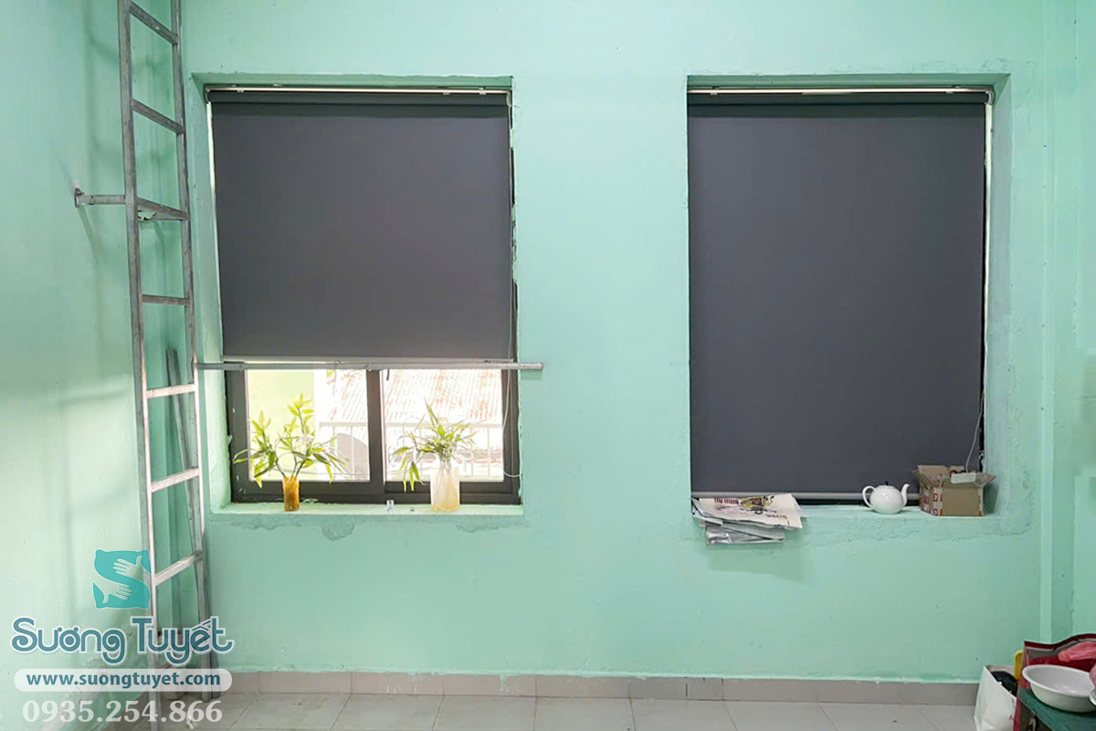 Cận cảnh rèm cuốn cửa sổ cản sáng 100%.