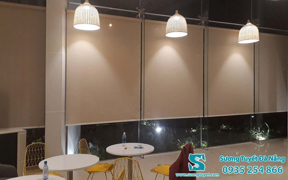 Rèm cuốn màu cà phê trầm ấm, phù hợp với quán xá, thư viện.