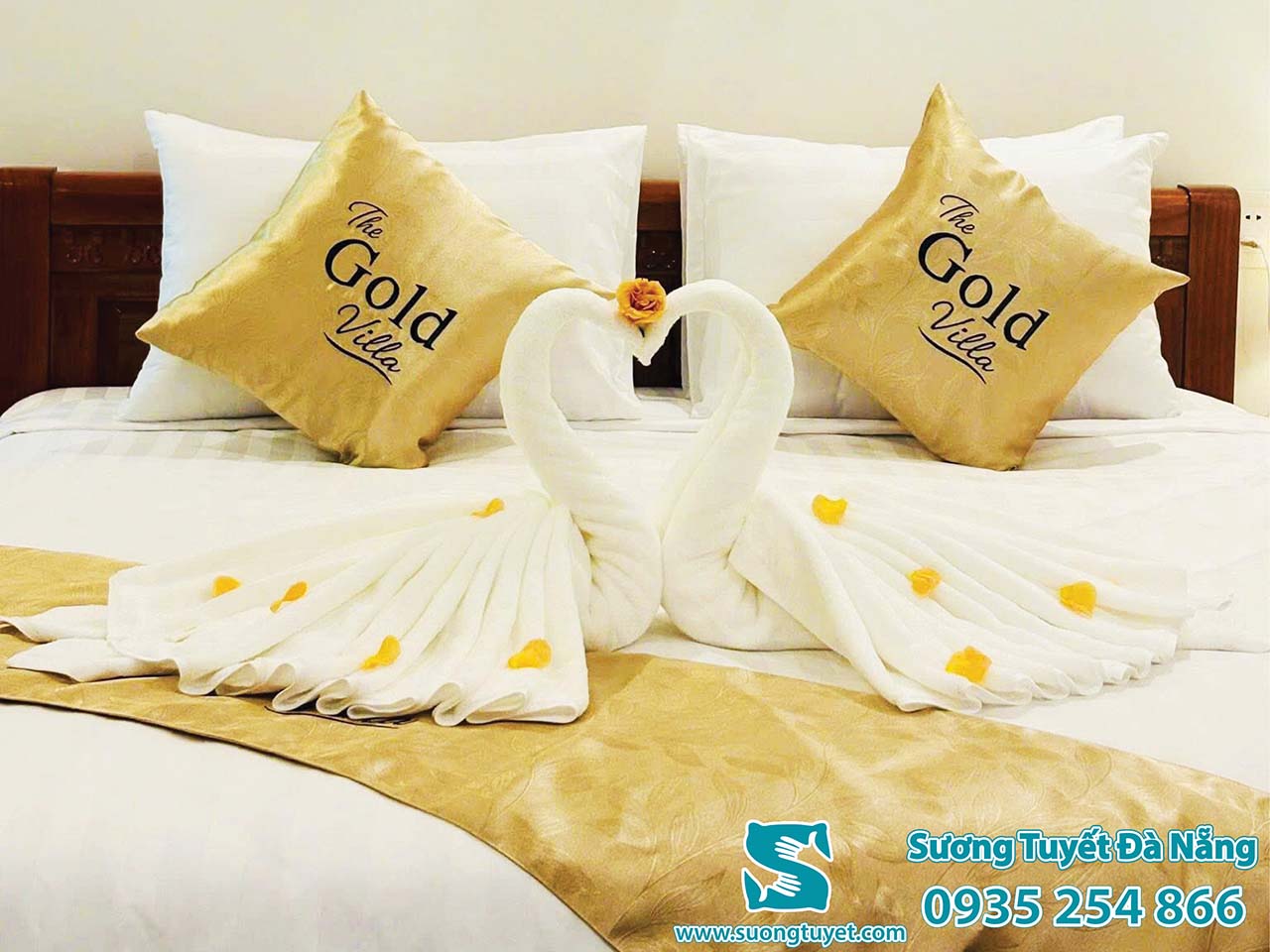Cận cảnh tấm trang trí, gối trang trí Sương Tuyết giao cho The Gold Villa Hội An,