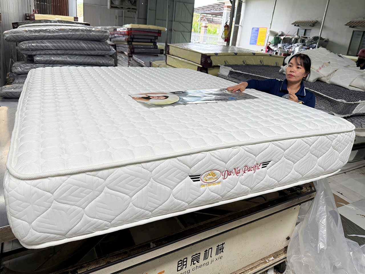 Từng con nệm khách sạn đều được trải qua quy trình sản xuất nghiêm ngặt.