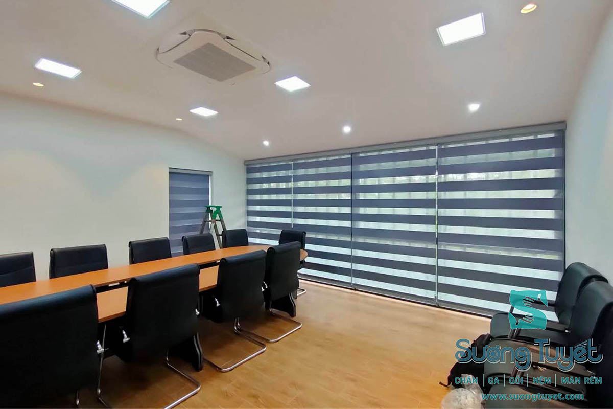 Ngoài phòng khách thì những ô cửa lớn ở văn phòng rất hợp lắp rèm sáo cầu vồng.