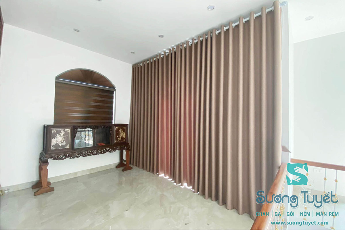 Ánh nắng được cản sáng hoàn toàn, mang đến không gian bên trong yên tĩnh và thẩm mỹ.