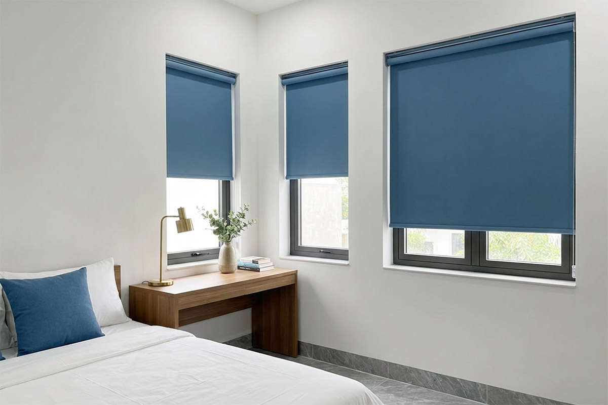 Có thể thấy rõ rèm cuốn màu cũng đẹp nhưng hạn chế về tầm nhìn khi cần quan sát.