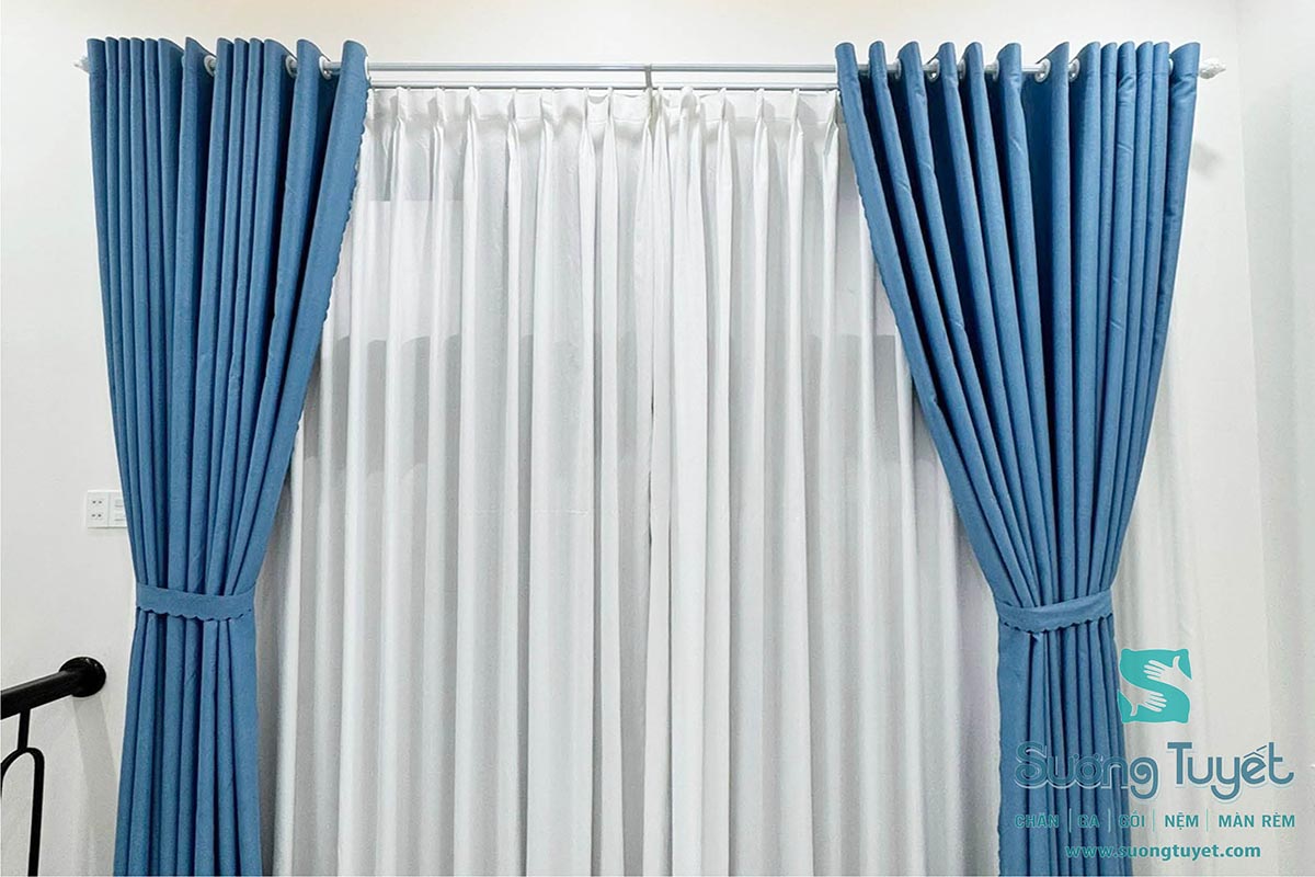 Rèm cửa màu xanh đem đến sự tươi tắn, mát mẻ cho mọi ngóc ngách,