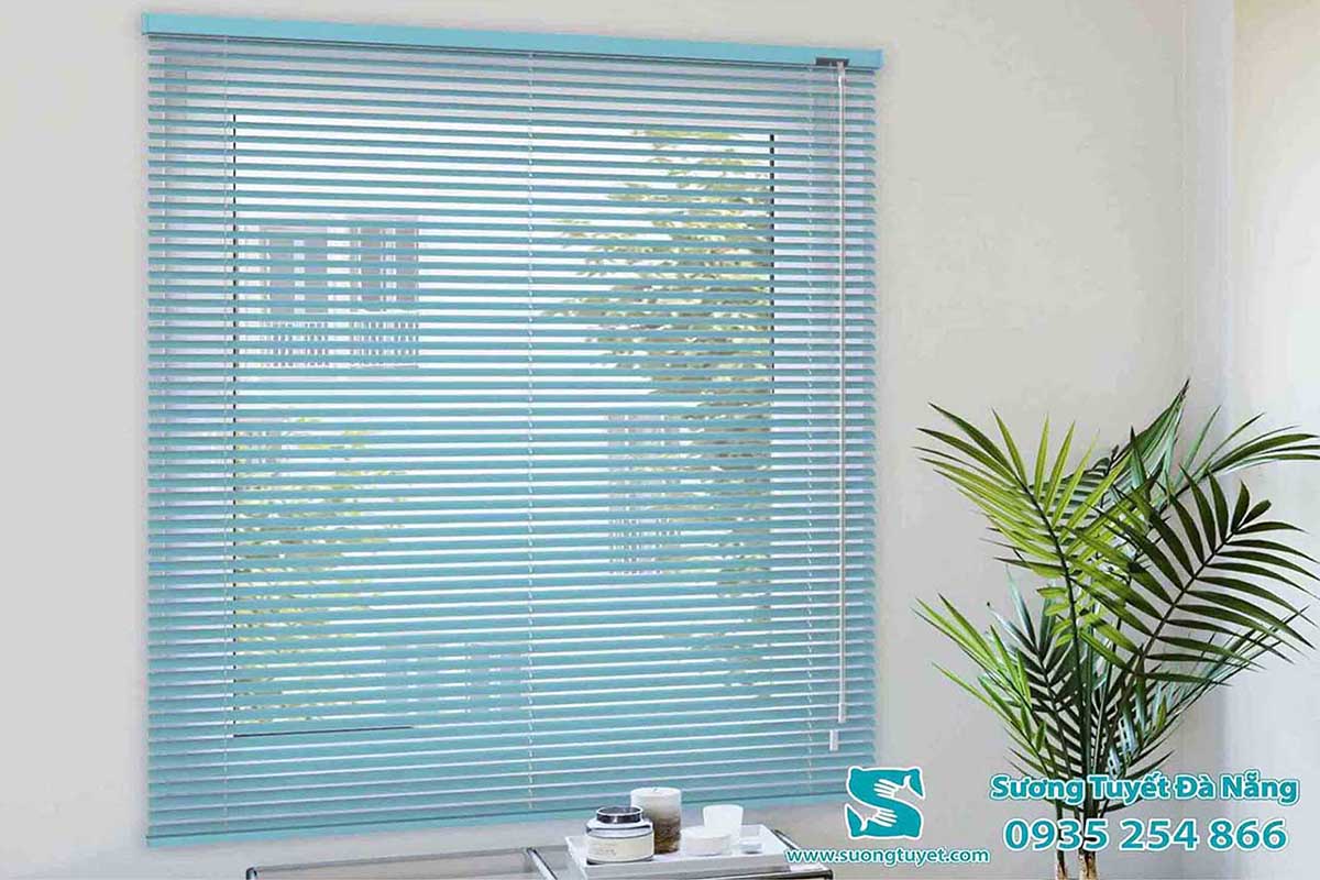 Rèm lá nhôm có độ bền thấp, dễ gỉ sét hơn.