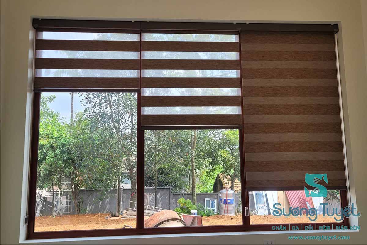 Rèm cầu vồng có màu sắc tương tự, hợp màu khung gỗ, lắp đặt tinh tế.