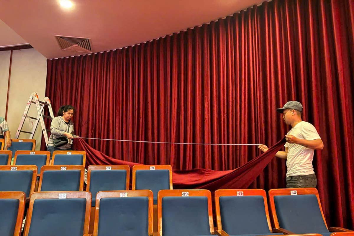 Bộ rèm nhung đỏ lắp cho hội trường nhà hát Trưng Vương.