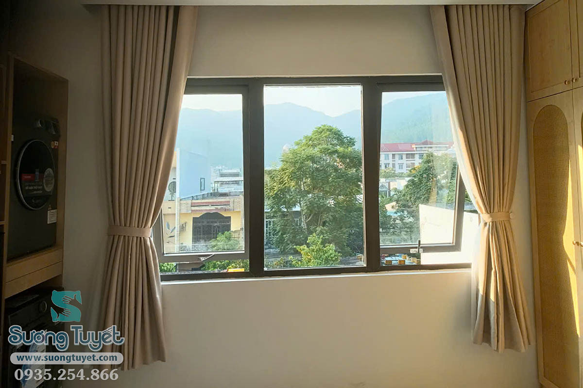 Rèm âm trần thường được lắp ẩn dưới trần thạch cao khá gọn gàng.
