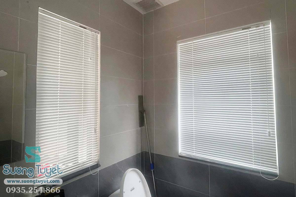 Rèm nhôm không gian WC chống nước và ẩm mốc..