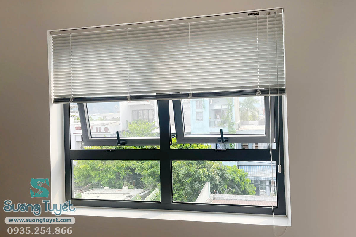 Khi kéo dây lên, cửa sổ lộ rõ bộ rèm nhôm hiện đại.