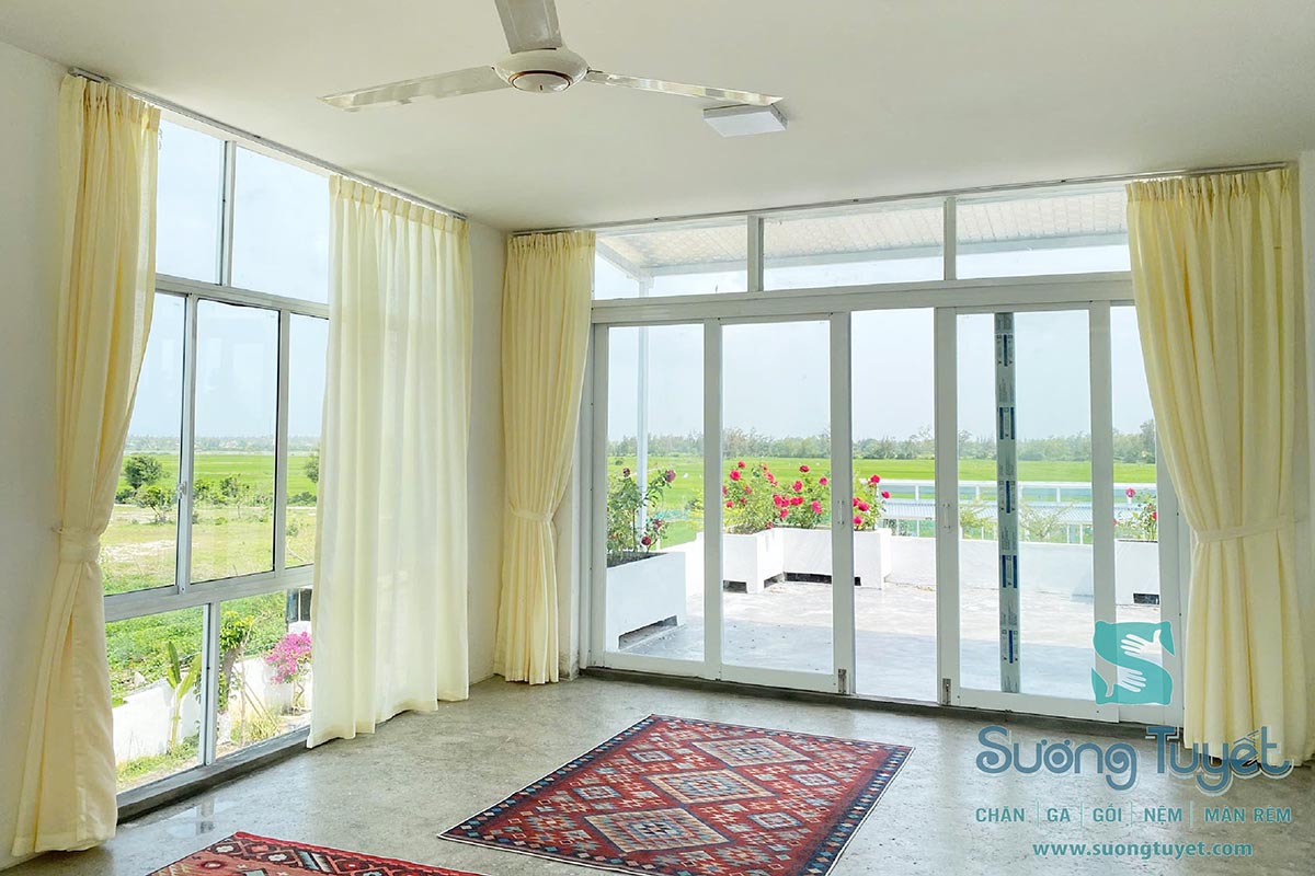 Mẫu rèm voan vàng óng ả mang lại không gian đón khách cực kỳ ấm cúng tại Hội An.