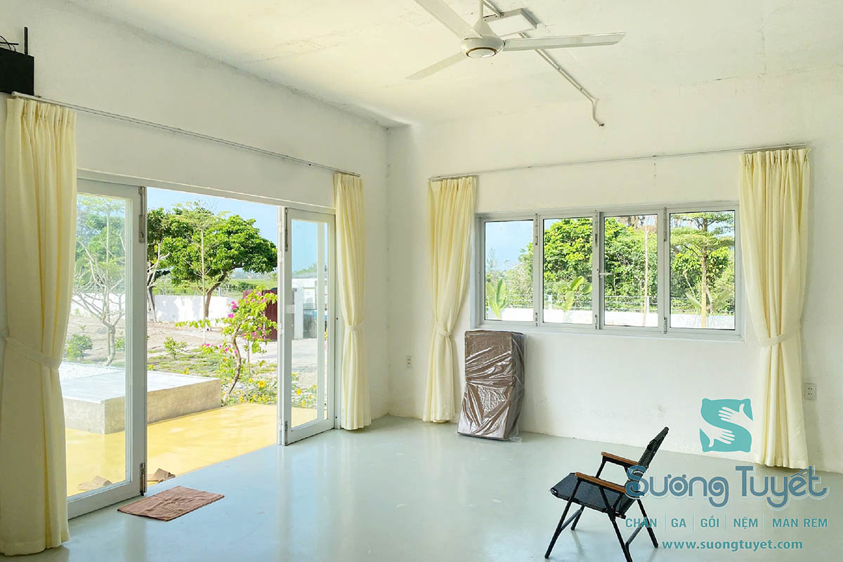 Góc ngồi chiu chiu có sẵn cái ghế để trốn nắng.